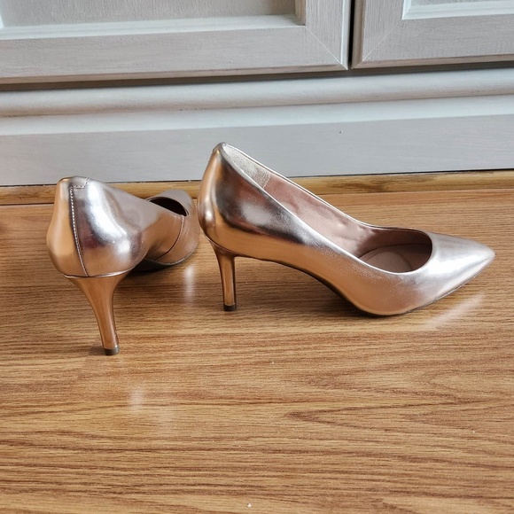 NWOT Rockport Women TOTAL MOTION Leather Plain Pump Size 6M Rose Gold - Picture 2 of 6